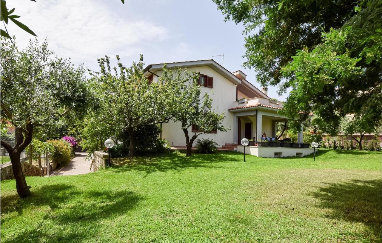 Cozy Home In Anguillara Sabazia With Kitchenette Exterior foto